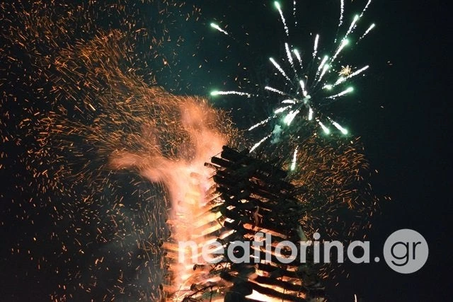 Φλώρινα: Το χριστουγεννιάτικο έθιμο με τις φωτιές που έρχονται να δουν από όλη την Ελλάδα (εικόνες, βίντεο)